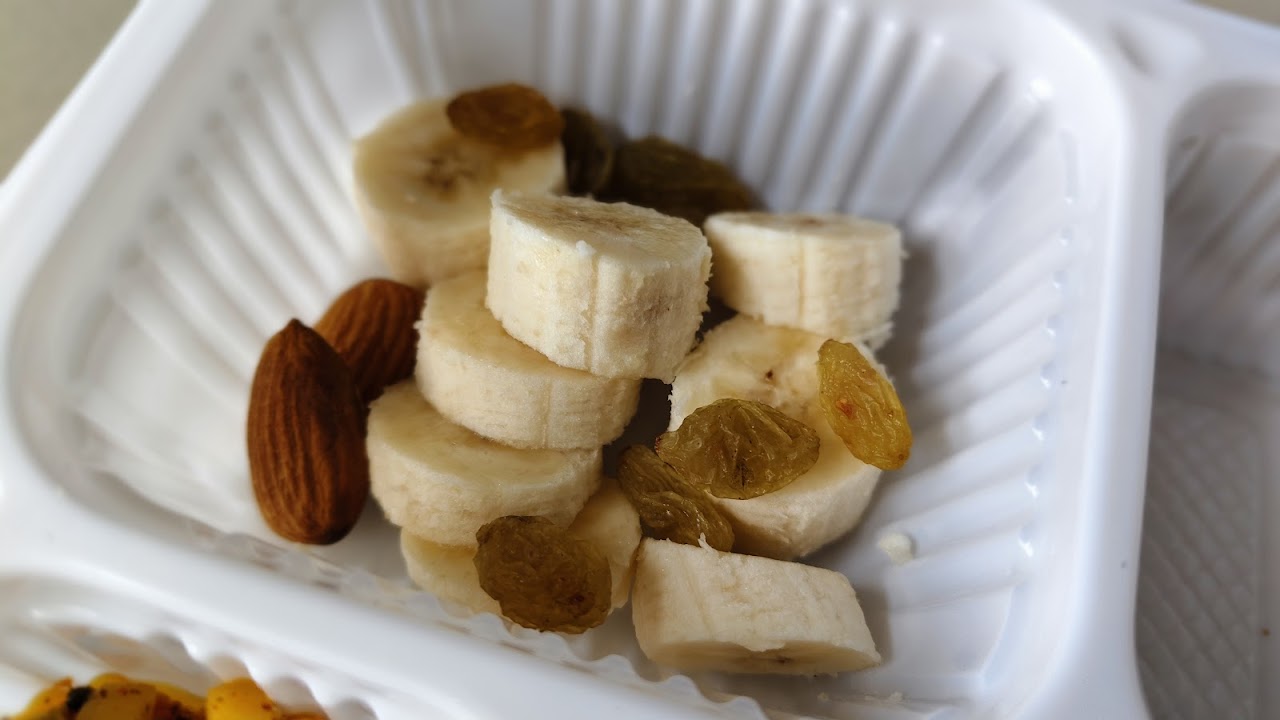 Fresh seasonal fruits bowl – healthy meal option